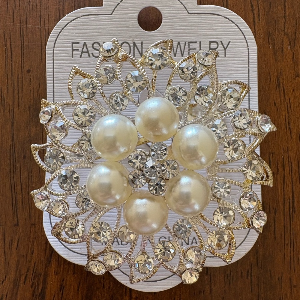 NEW Elegant Pearl and Crystal Brooch